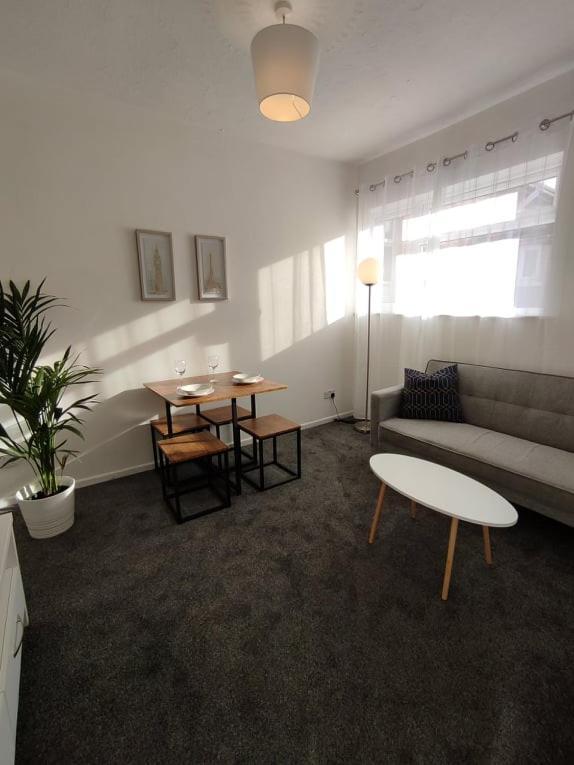 1 Bedroom Apartment With Free Parking Уеймут Екстериор снимка